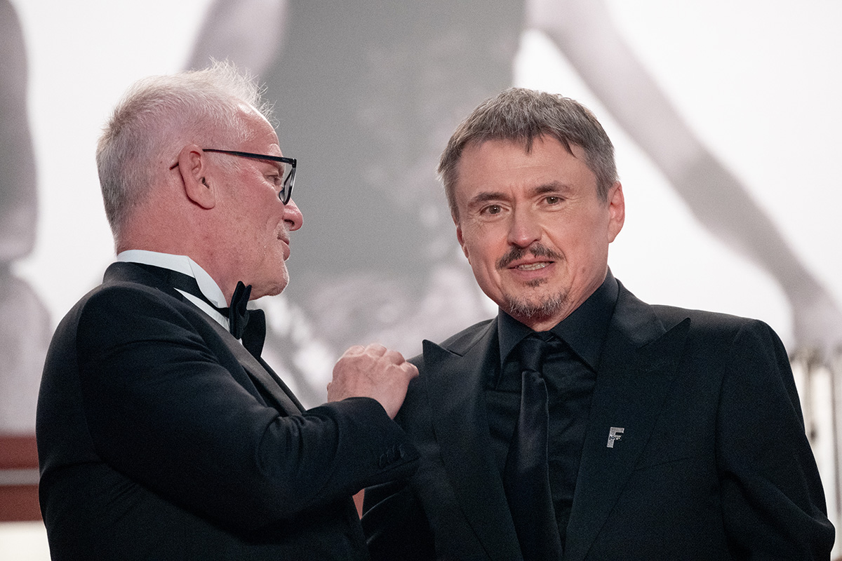Cristian-Mungiu-purtand-brosa-STIL-Diamonds-la-Cannes-2026 Cristian Mungiu purtand brosa STIL Diamonds la Cannes 2026